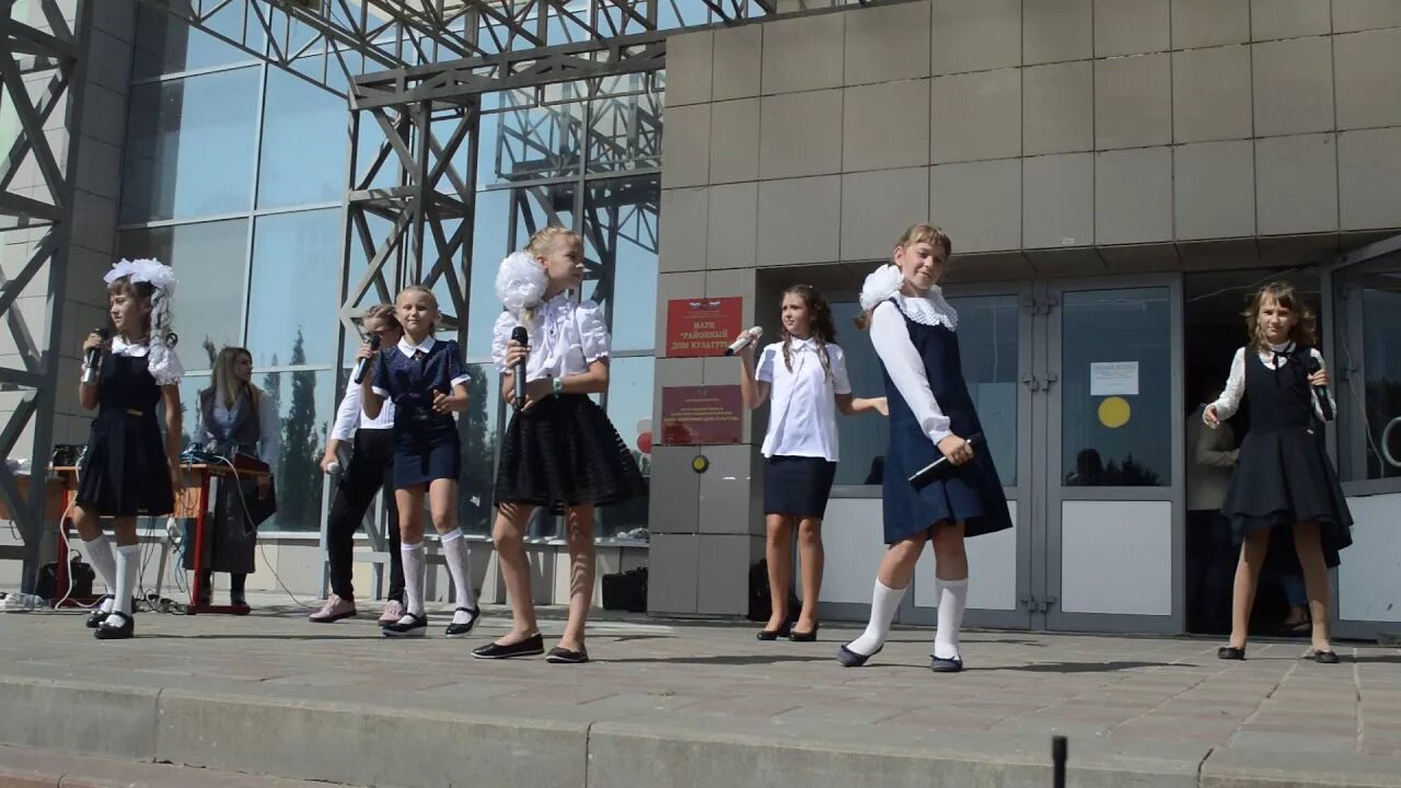 Линейка в школе. Парадеевич в школьное время. 1 сентября площадь. Праздник день знаний. 1 сентября площадь.