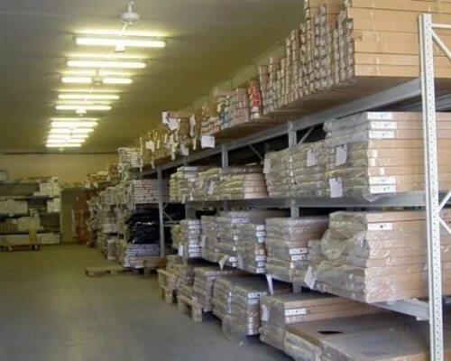 Складирование межкомнатных дверей. Хранение дверей на складе. Как правильно хранить двери. Хранение дверей на складе. Склад дверей.