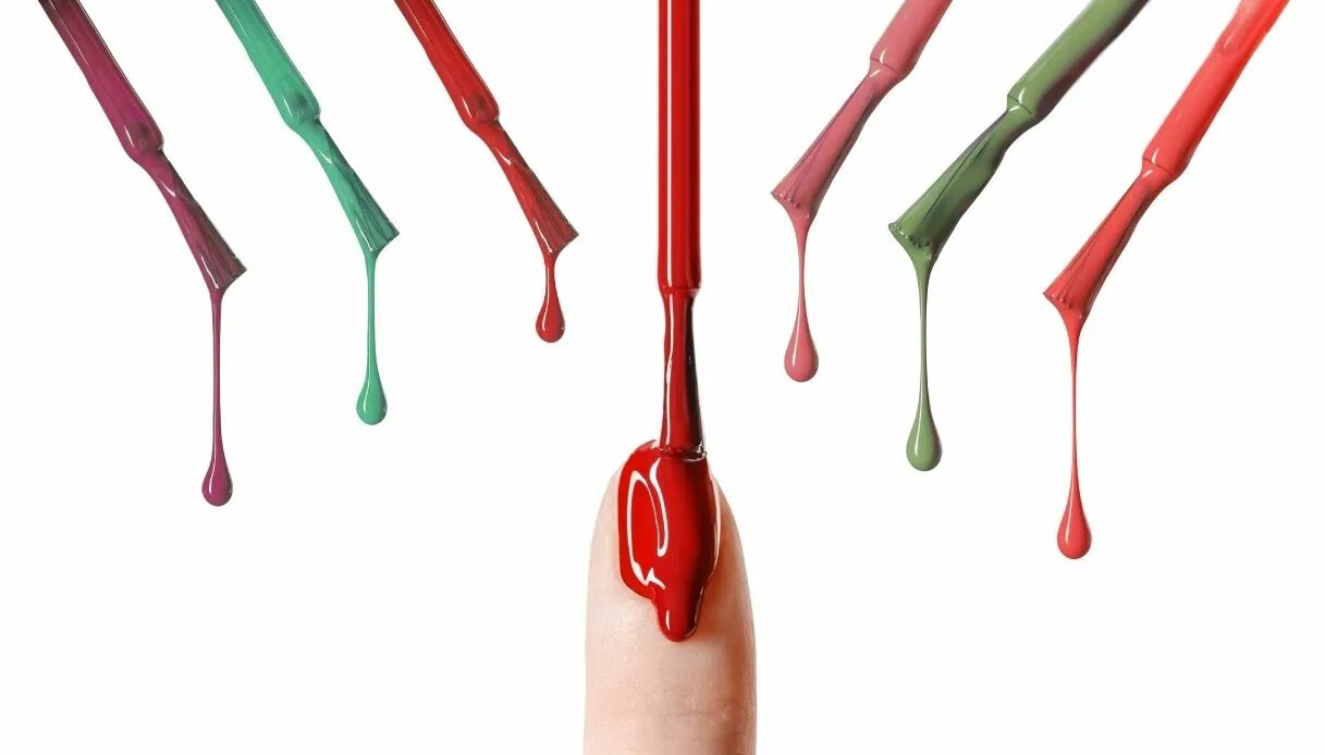 Пролитый лак для ногтей. Ноготь лак капля. Ярко синие ногти. Ярко синий маникюр. Красный лак для ногтей черный фон.