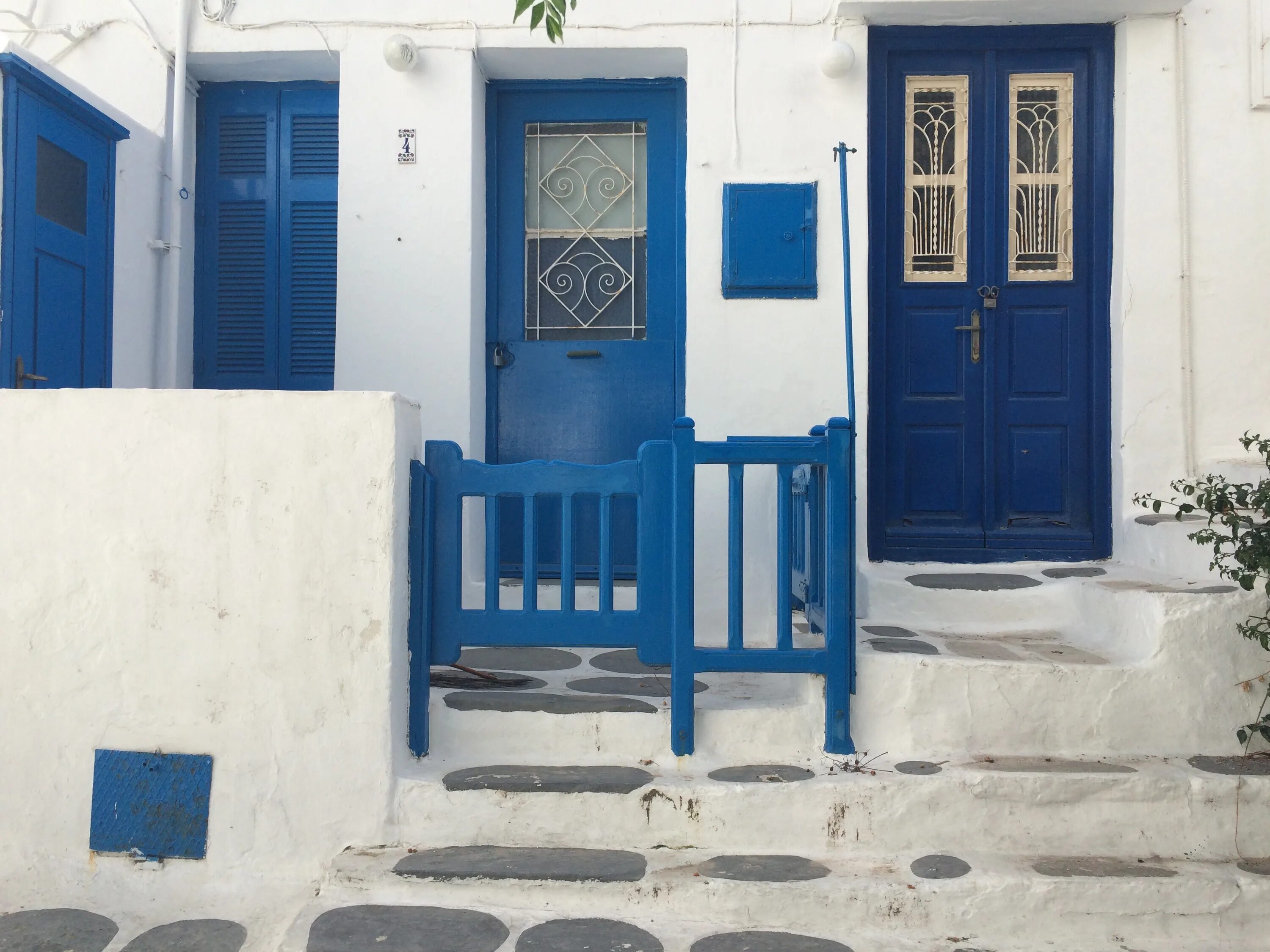 Где живут синие. Синяя дверь. Греческие домики с голубыми. Синий фасад дома. Греческий дом.