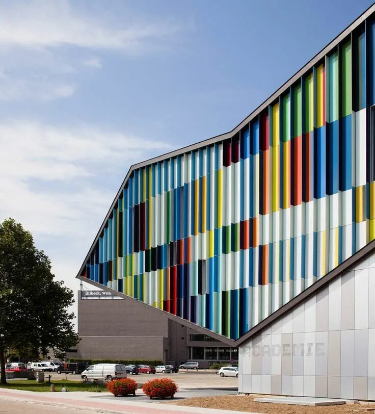 Цветовое решение фасадов зданий. Архитектурный колледж umea в швеции henning larsen architects. кубизм в архитектуре. яркие фасады зданий. современные фасады.