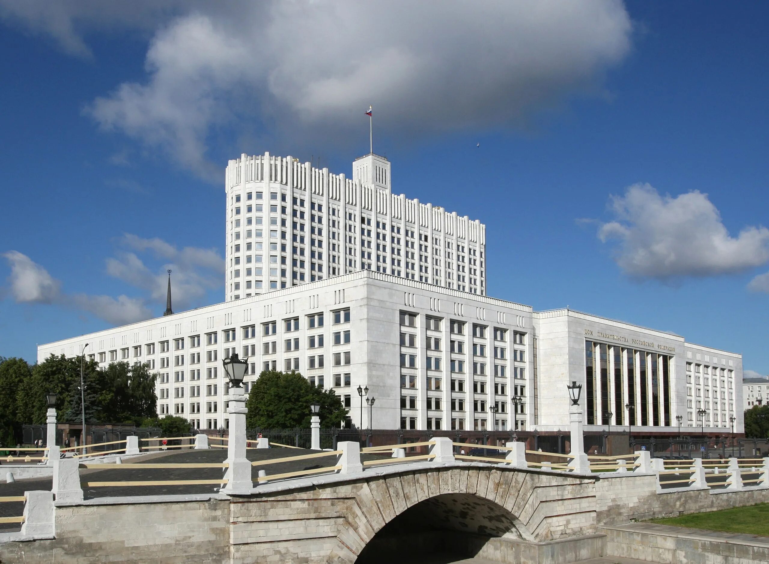 Здание дома правительства. Белый дом (здание правительства РФ В Москве). Архитектор д.н. Чечулин. Дом правительства Российской Федерации 2020. Дом правительства Российской Федерации 2022. Дом правительства РФ белый дом.