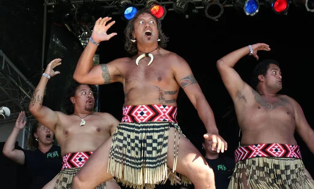 Новозеландия маори. Танец haka новая зеландия. Новозеландия маори. Хака народ. Танец хака в новой зеландии.