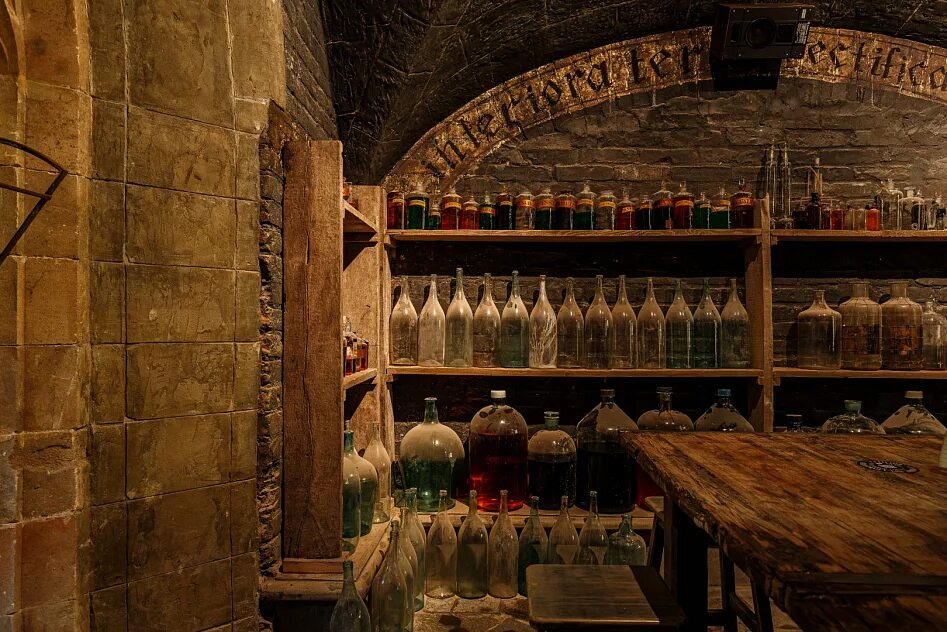 Black pub. Тайная комната ресторан москва. black swan бар тайная комната. hidey hole бар. блэк свон pub тайная комната.