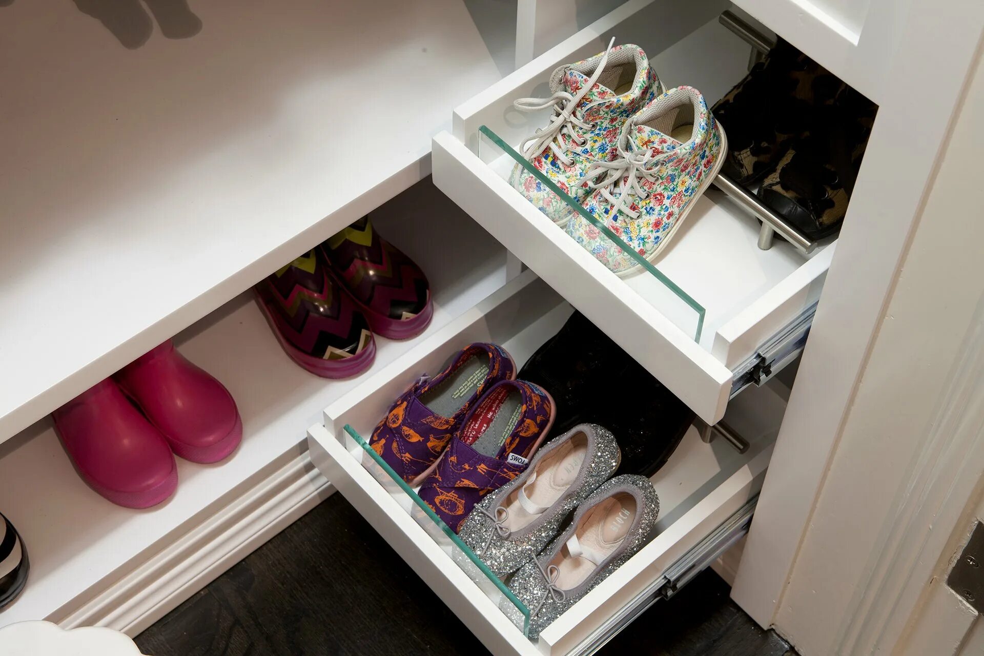 На 2 полки в шкафу дети. Выдвижные ящики для обуви в гардеробной. Хранение обуви. Ящики для обуви в гардеробной. Хранение обуви в шкафу.