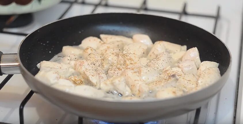 Курица кусочками с луком на сковороде. Филе в сметанном соусе на сковороде. Грудка в сметанном соусе на сковороде. Куриное филе в сметанном соусе на сковороде. Куриное филе в сметане на сковороде.