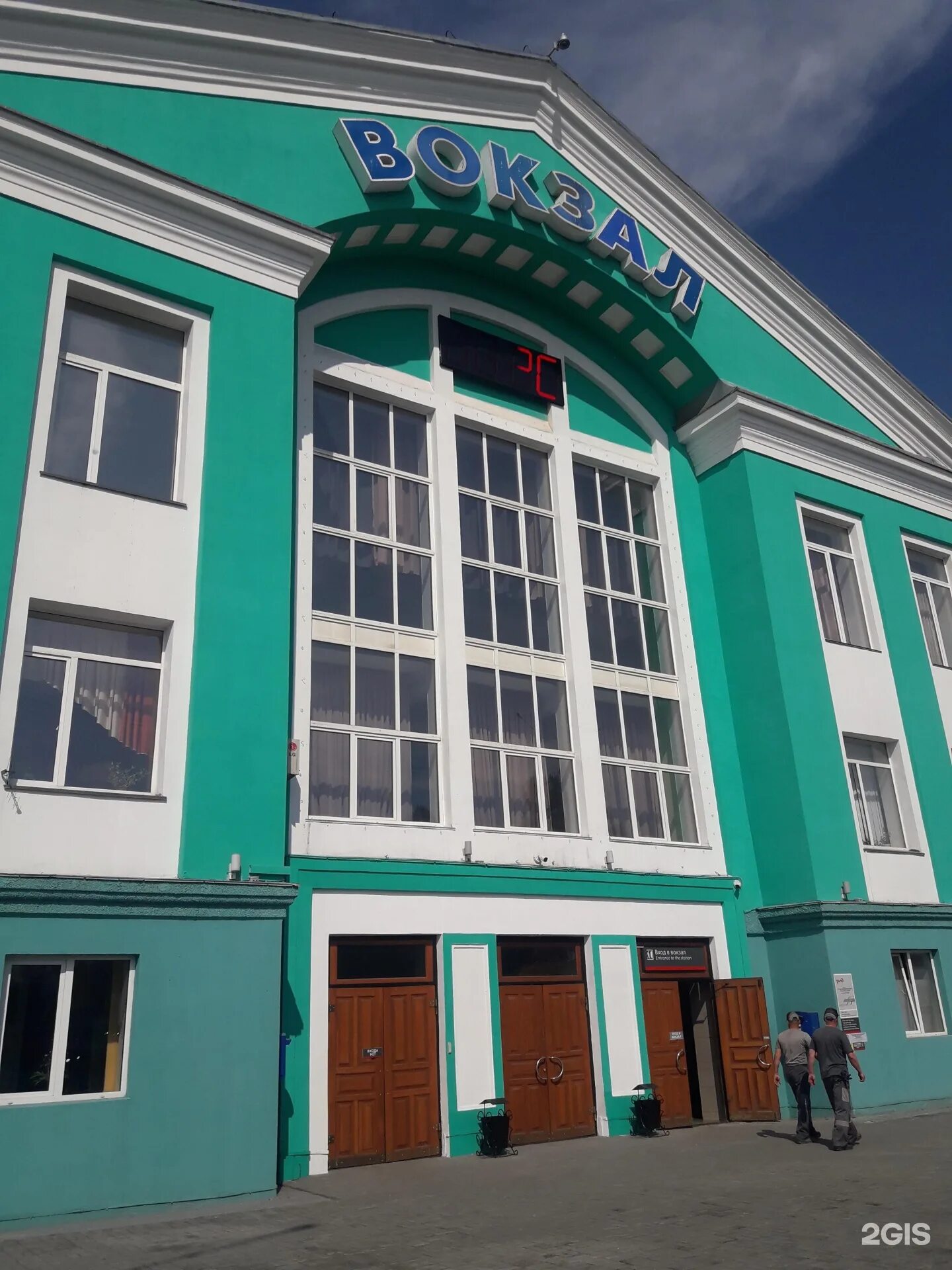 Кузнецкий проспект 79 кемерово. Город кемерово вокзал. Часы на жд вокзале. Жд вокзал кемерово телефон. Старый вокзал кемерово.