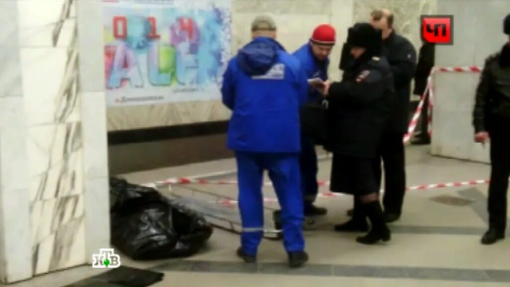 Метро зелёная ветка сейчас. Чп в метро сегодня в москве зеленая ветка метро. Платформа метро. Станция таганская час пик. Толпа на салатовой ветке.