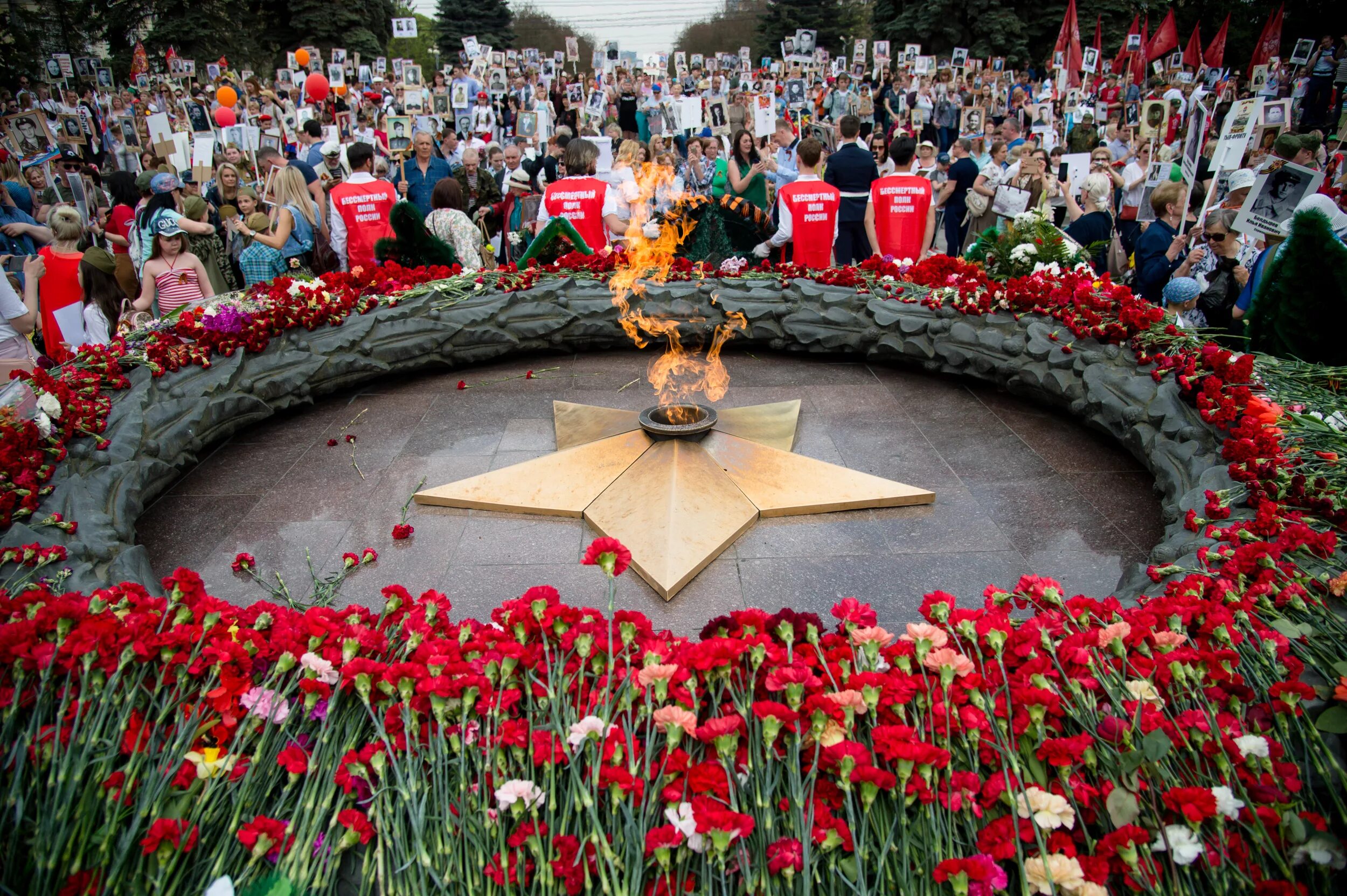 9 мая день победы вечный огонь. 9 Мая вечный огонь Челябинск. Венки у вечного огня. День Победы вечный огонь. День Победы возложение венков.