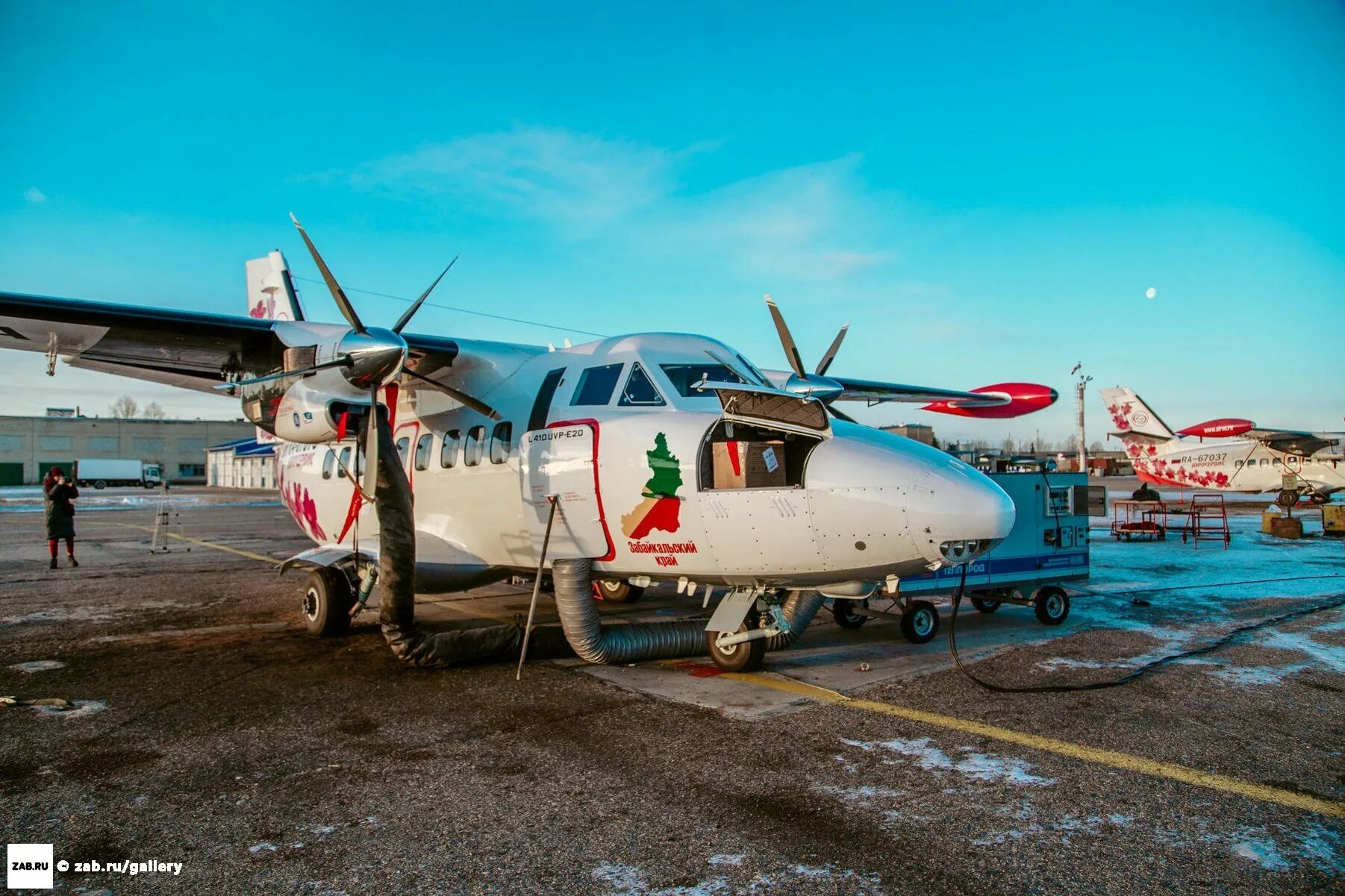 Какие самолеты летят из читы. Л 410 Аэросервис. L410 самолет Красноярск. L410 Иркутск. Санитарный самолет l-410.