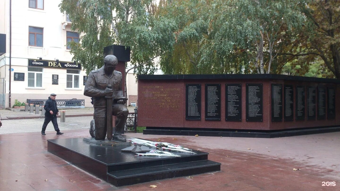 Красноярский край емельяново памятник погибшим. Площадь декабристов иркутск памятник. Мемориал памяти сотрудников органов внутренних дел махачкала. Памятник погибшим при исполнении. Памятники погибшим пилотам.