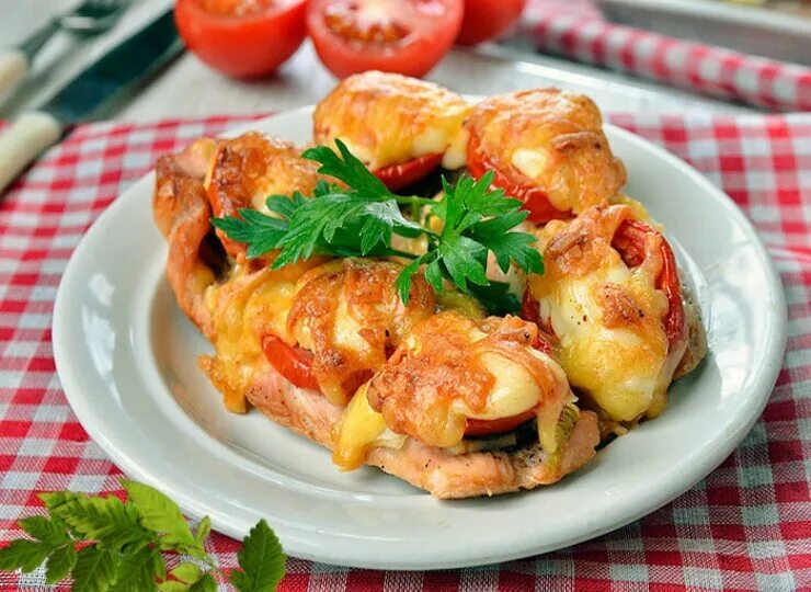 Грудка индейки что приготовить быстро и вкусно. Филе индейки в духовке с помидорами. куриное филе с грибами и сыром в духовке. филе индейки в духовке с помидорами и сыром. куриное филе с помидорами и сыром в духовке.