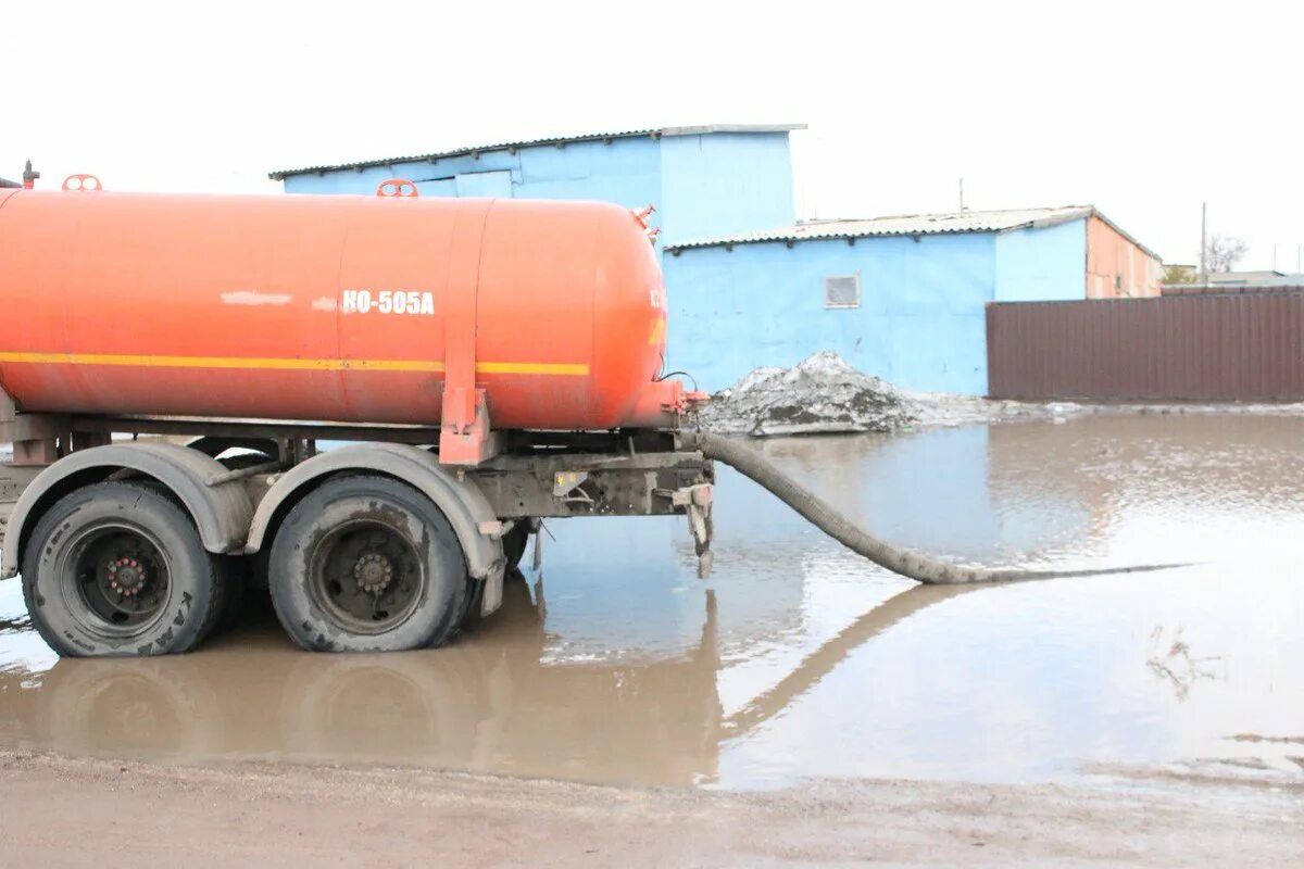 Откачка канализации жуковка брянская. Зил 433362 поливомоечная. Газ 53 ассенизаторская. Газ 3309 ассенизатор сжало бочку. Откачка канализации клинцы.