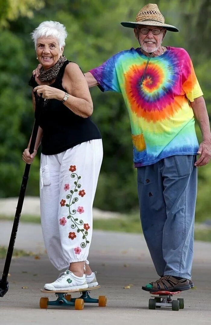 Стереотипы пожилых. Пожилые люди. Стереотипы восприятия пожилых людей. Стереотипы пожилых. Стрит арт с бабушкой.