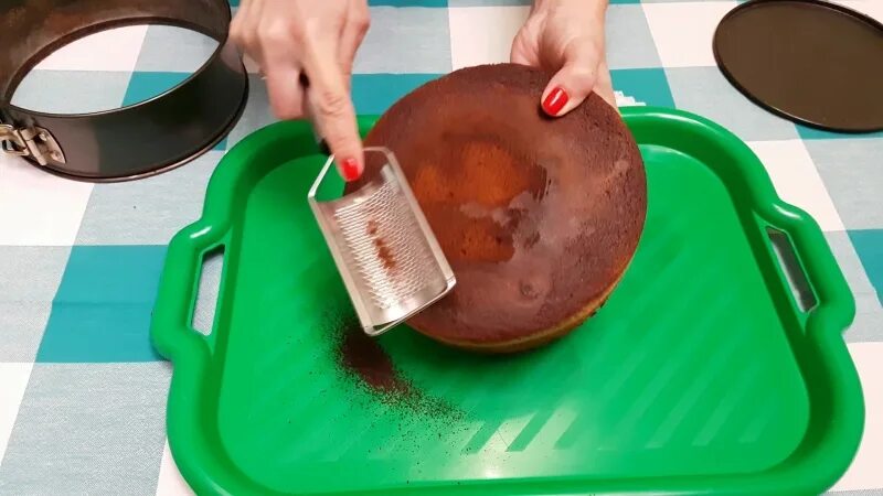 Что делать если пирог подгорает. Подгоревший бисквит. подгоревший пирог. сгоревший бисквит. горелый бисквит в духовке.