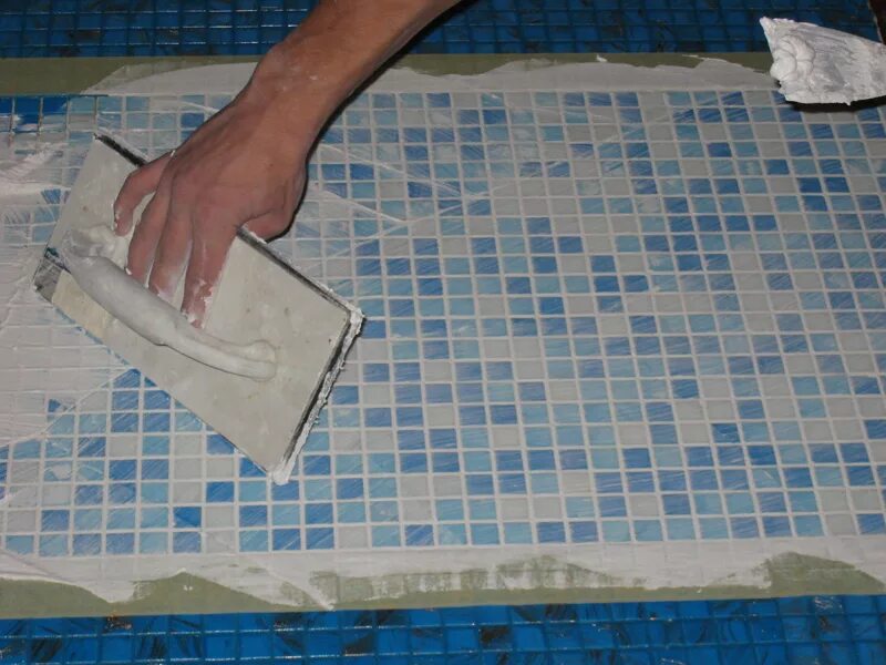 Сделать плитку своими руками ванной. Укладка мозаики. Укладка мозаики на пол. Мозаичная плитка монтаж. Укладка плиточной мозаики.