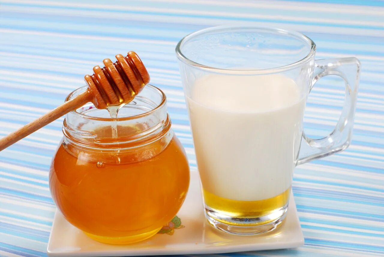 Молоко и мед. Молоко с мёдом и маслом. Кефир с медом. Горячее молоко с медом. Как пить прополис от кашля