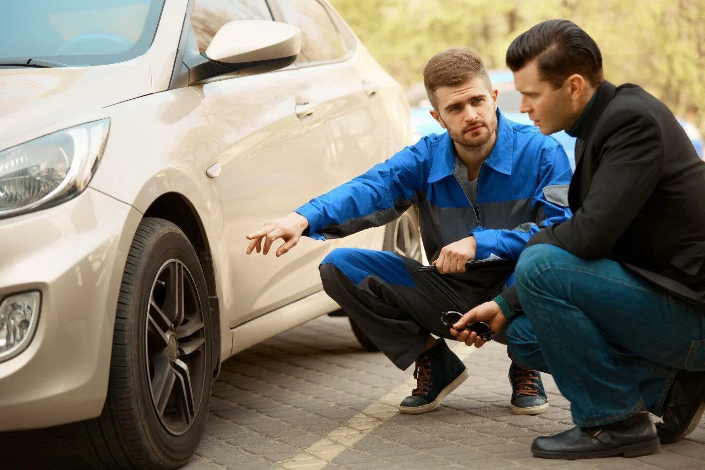 Доверие авто. Перекупщик авто. Выбор автомобиля. Человек выбирает автомобиль. Осмотр автомобиля.