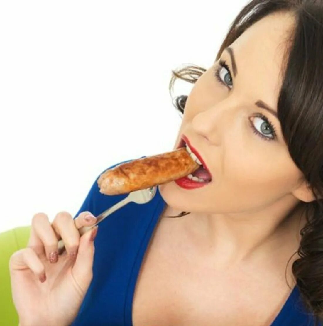 Девушка ест. Девушка ест колбасу. Голодная девушка. Девушка с колбасой. Голодная женщина видео