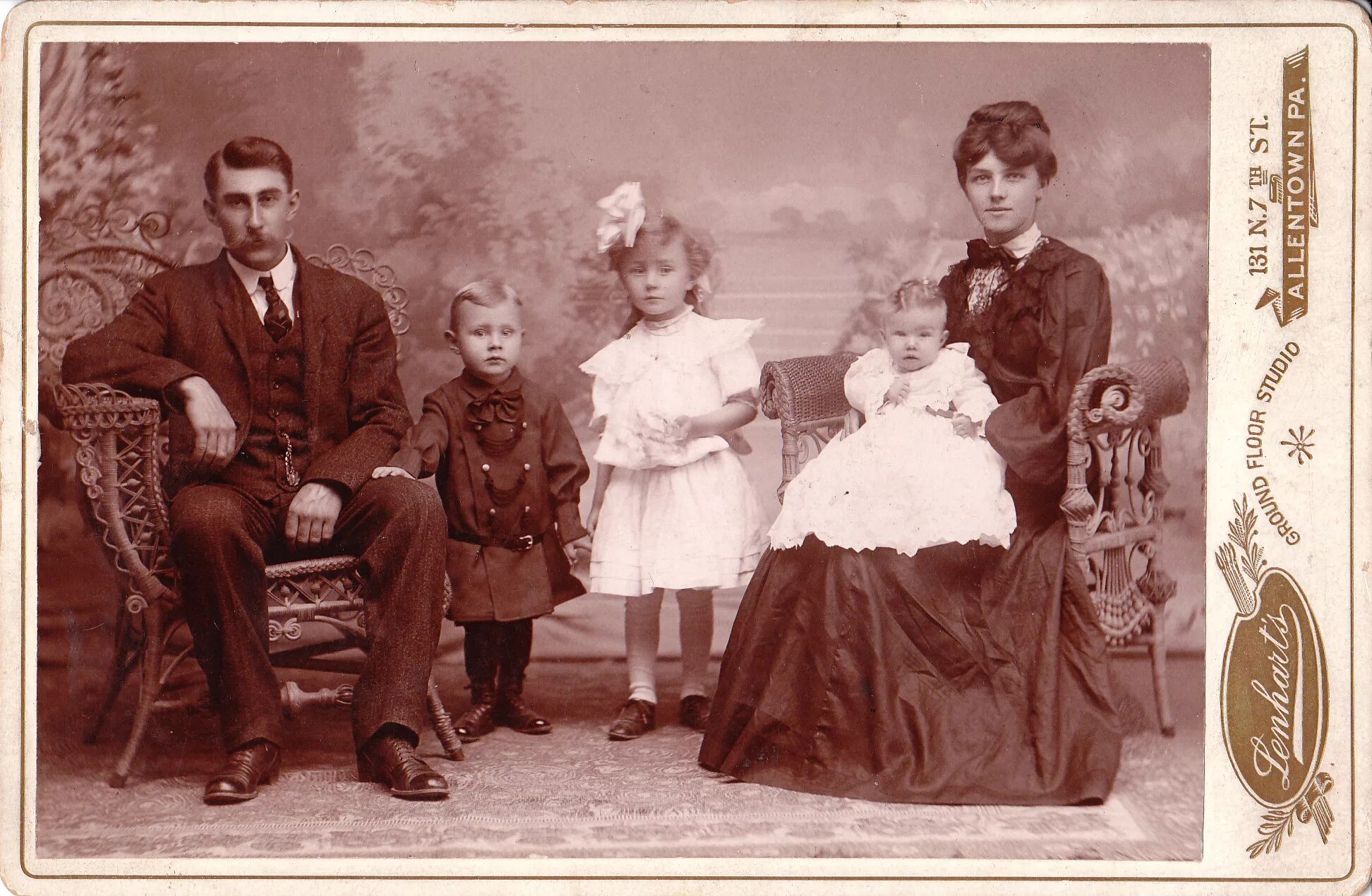 Винтажная фотосессия в стиле. Семейная фотосессия в стиле ретро. Семейный винтаж. Семья винтаж. Ретро снимки семейные.