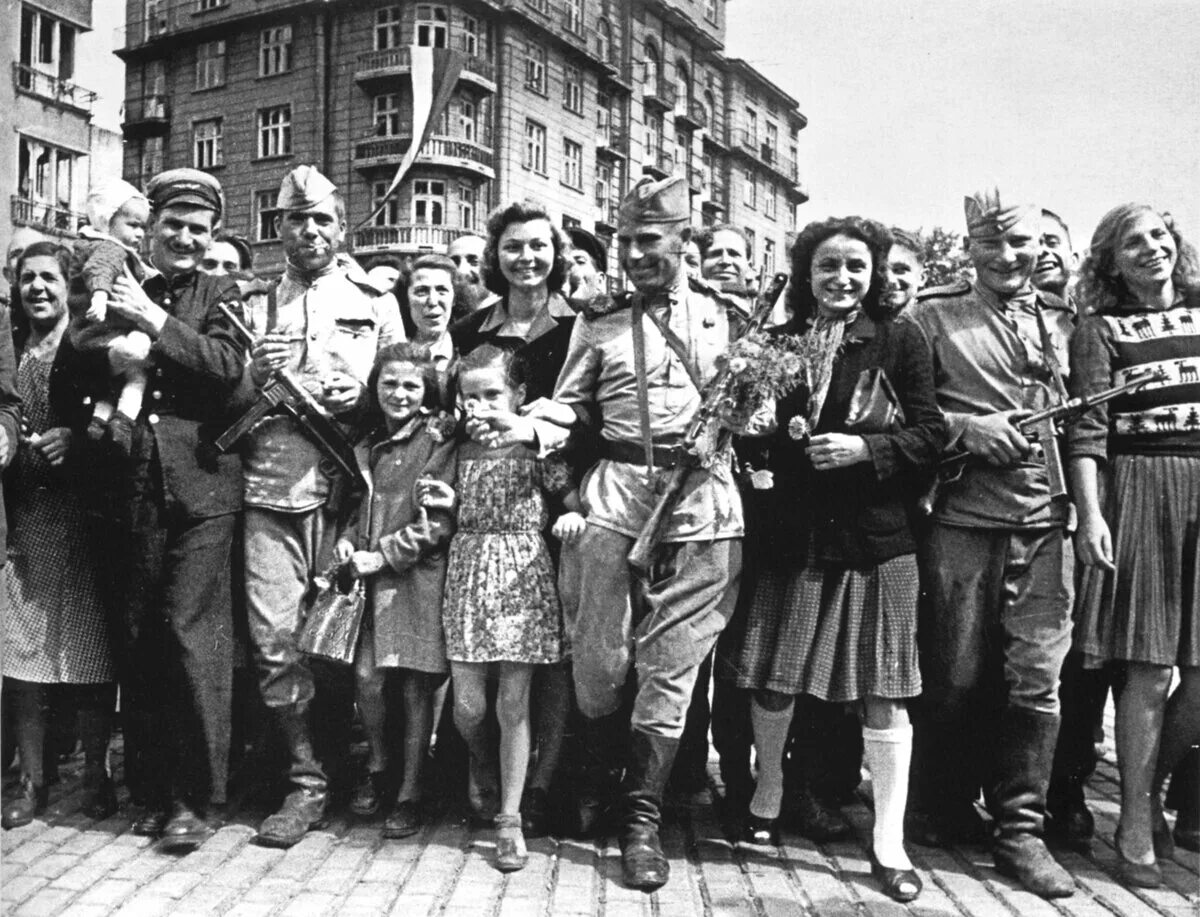 Освобождение европы от фашизма берлин. Солдаты красной армии 1945 берлин. берлин, май 1945. встреча освободителей 1945. фотохроника победы 1945.
