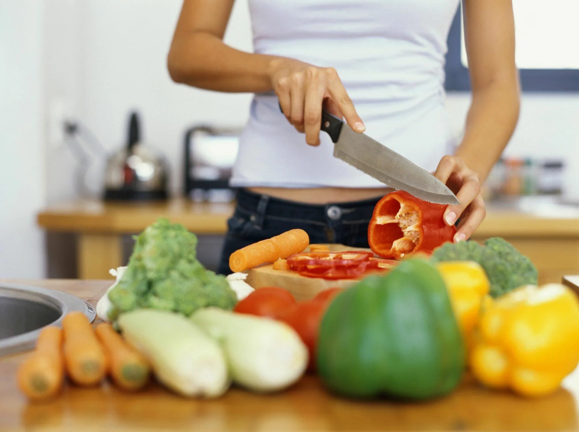 Chop vegetables. Chopping Vegetables. Chopping Vegetables pictures Black & White. Девушка показывает овощи домашнее фото. Почему фитнес советуют овощи.