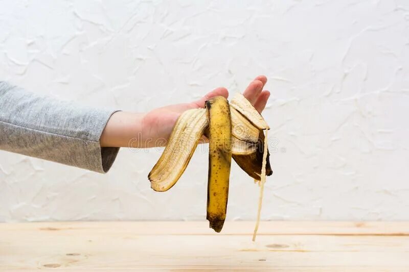 Человек кожура. Гнилая банановая кожура. Банановая кожура в руке. Пищевые отходы банановая кожура. Банановая кожура для стоп.