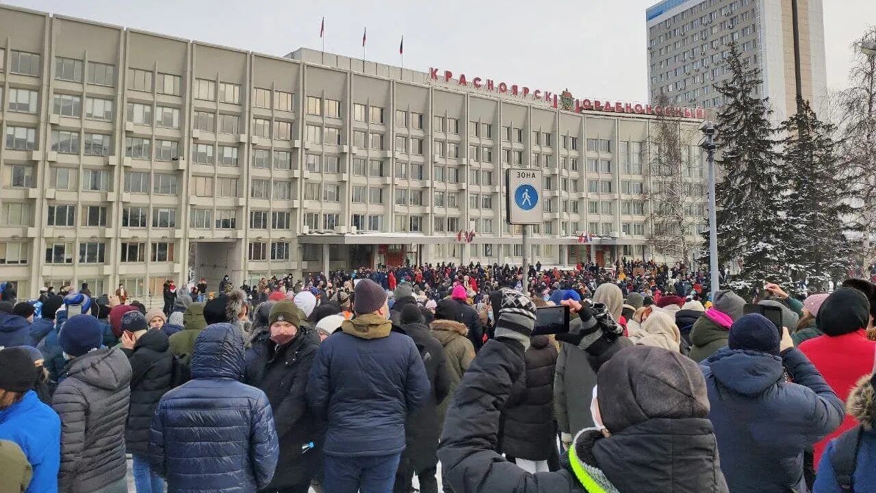 Митинг оцепление Красноярск. Шествие оцепление. Администрация Красноярска. Красноярск пикет. Митинг в красноярске