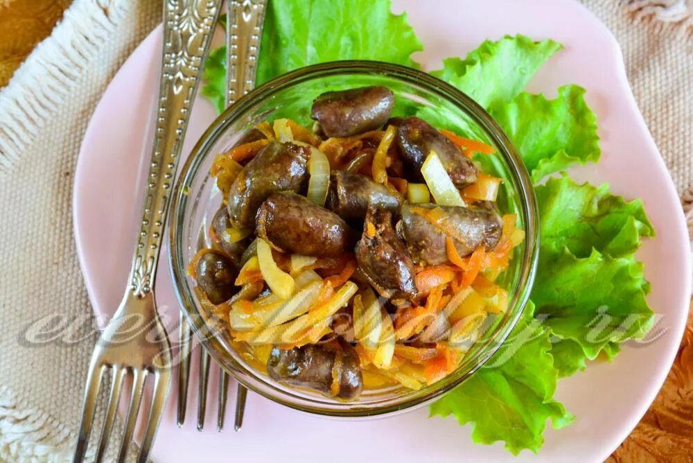 Куриные сердечки с морковью. Куриные сердечки с луком и морковью. сердечки куриные тушеные с луком. сердце куриное тушеное с луком и морковью. куриные сердечки с луком.