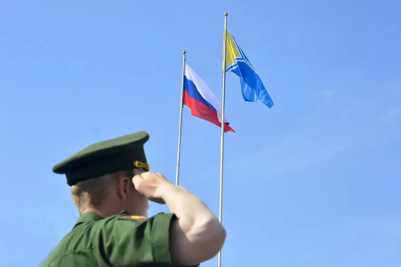 Поднятие знамя. Подъем государственного флага Российской Федерации. Поднятие флага. Подъем флага. Почести флагу России.