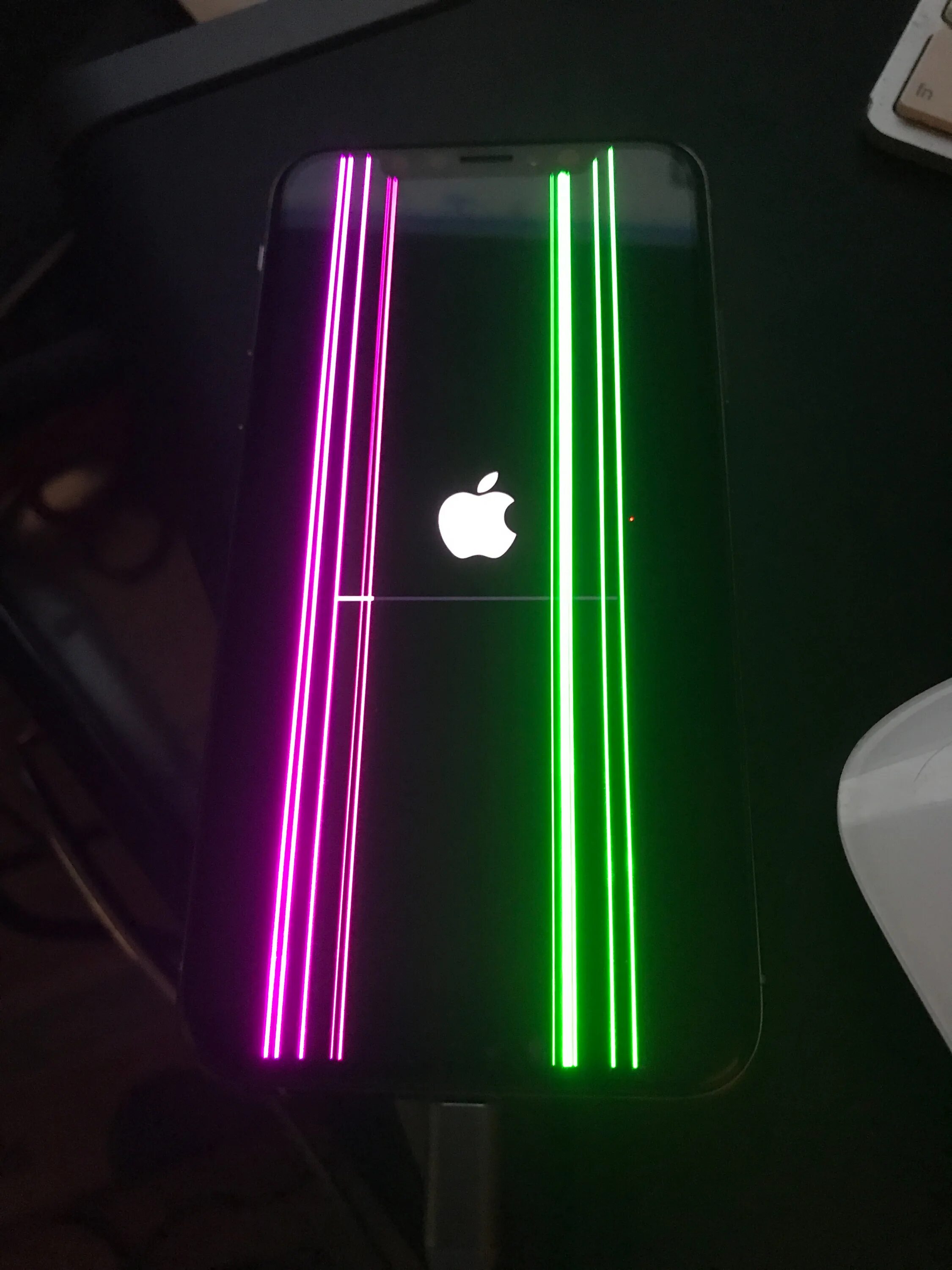 Зеленые полоски на телефоне. Айфон 10 XS зеленый. Зеленая полоса на айфоне. Зеленые полосы на экране айфона. Зеленая полоска на айфоне.