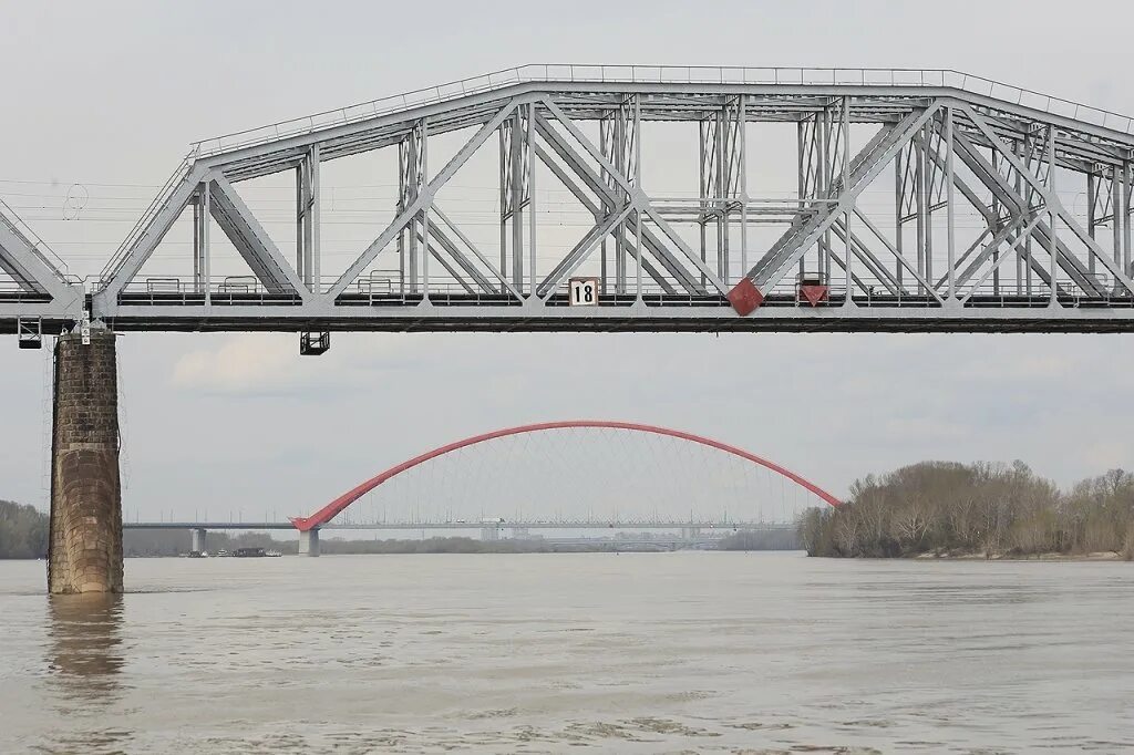 Видео пролет. Мост в Новосибирске под мостом. Пролёт миг-17 под мостом. Пролет под мостом в Новосибирске. Пролет мига под мостом в Новосибирске.
