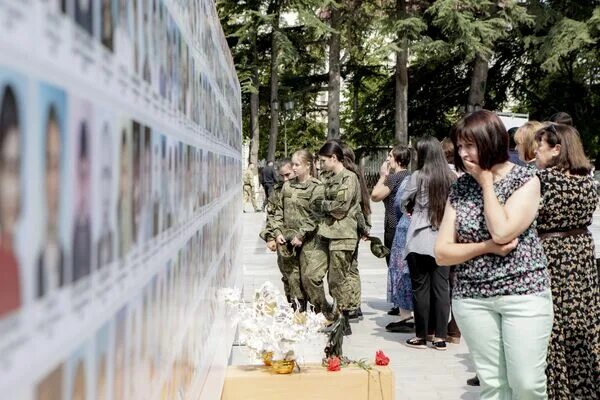 Южная осетия трагедия. Южная Осетия теракт 2004 Беслан. Беслан 1 сентября 2004 линейка. Цхинвал 2008 школа.