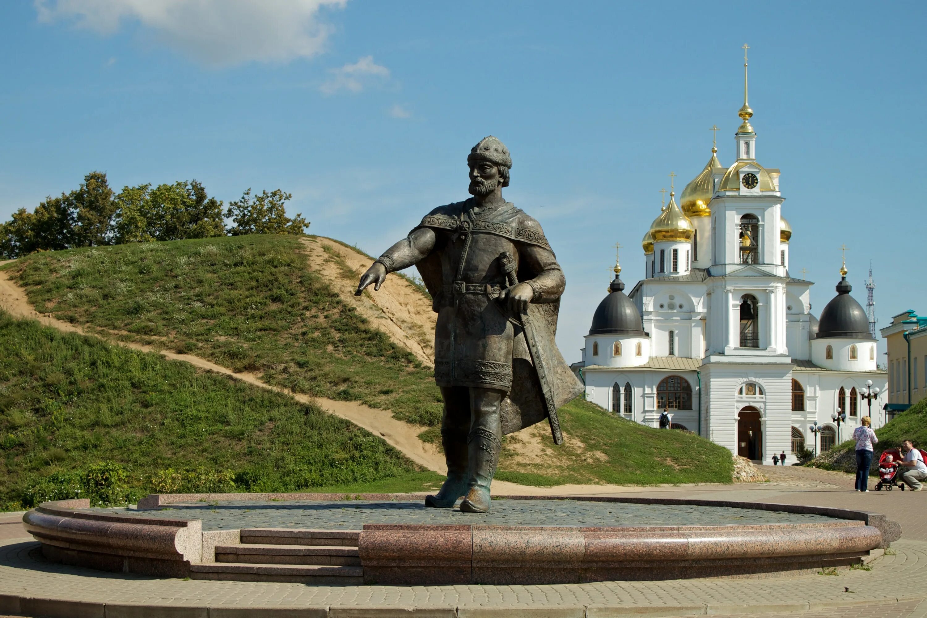 Исторические памятники подмосковья. Исторические памятники подмосковья. Памятник юрию долгорукому в дмитрове. Исторические памятники подмосковья. Дмитровский кремль дмитров.