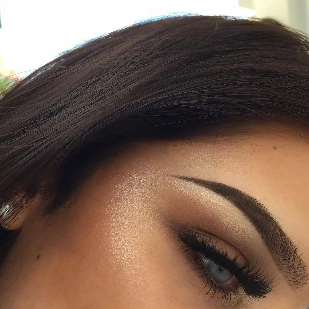 Перманентный макияж бровей для брюнеток. Макияж для карих глаз. Красивый татуаж бровей. Коричневые брови. Темно-коричневый цвет бровей.