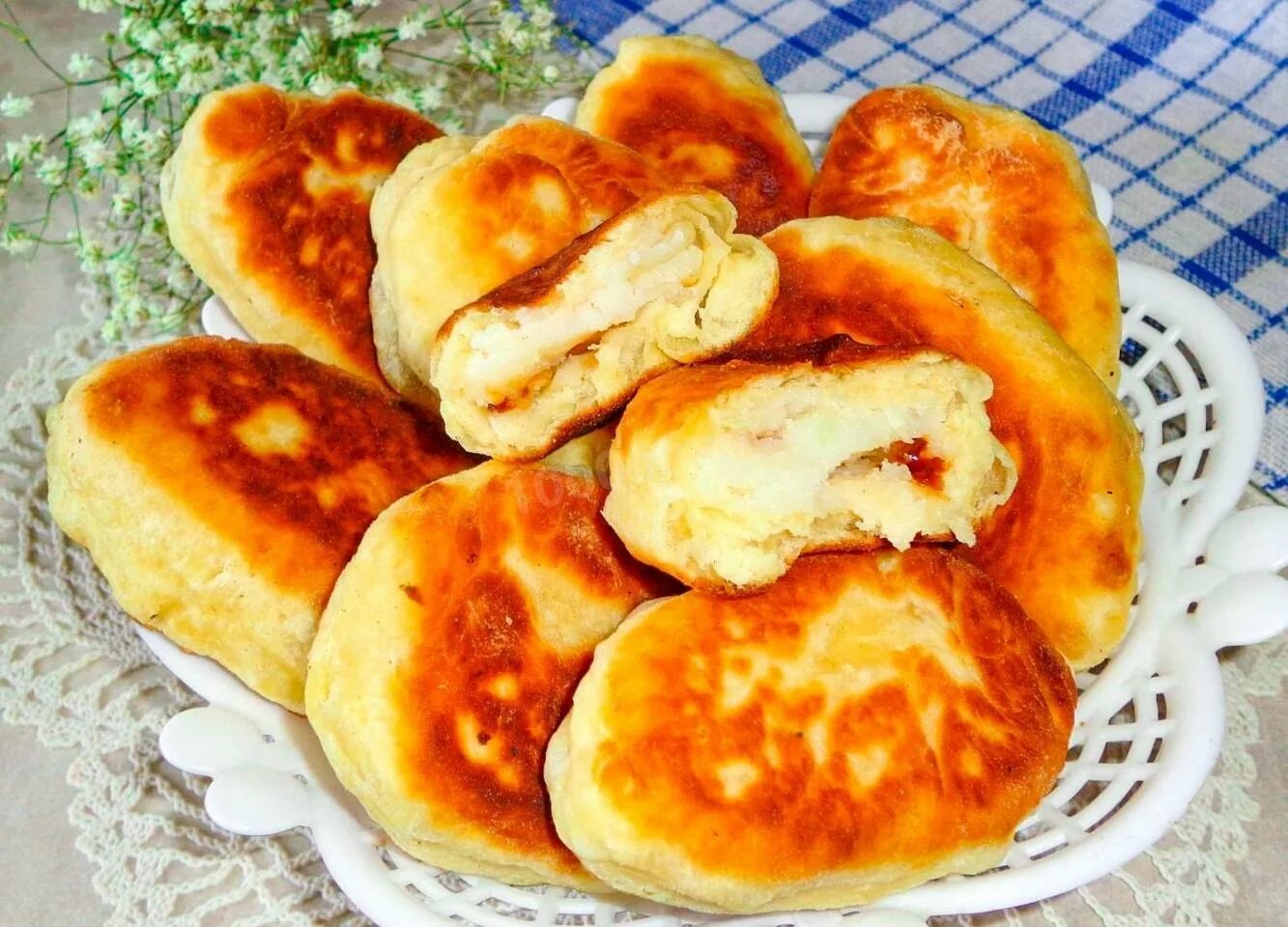 Жареные пирожки на сковороде с картошкой кефире. Пирожки с картошкой жареные. пирожки на кефире жареные. пирожки с картошкой на кефире жареные. пирожки с картошкой на сковороде на кефире.