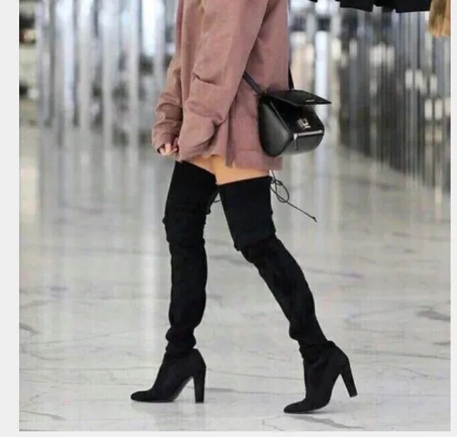 Сапоги чулки до колена. Сапоги чулки. Одевает сапоги чулки. Сапоги чулки на звездах. Шорты с высокими сапогами.