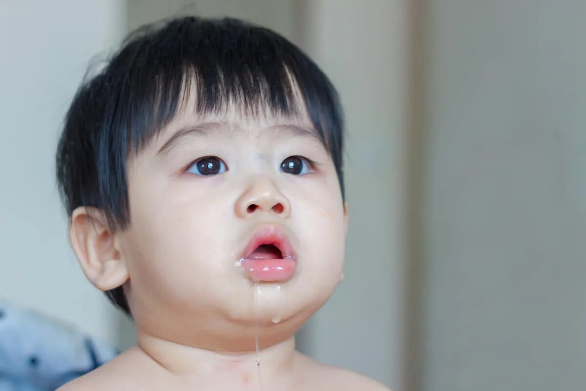 У ребенка 3 месяца текут слюни почему. Пускает слюни. baby drooling. слюнотечение у ребенка.