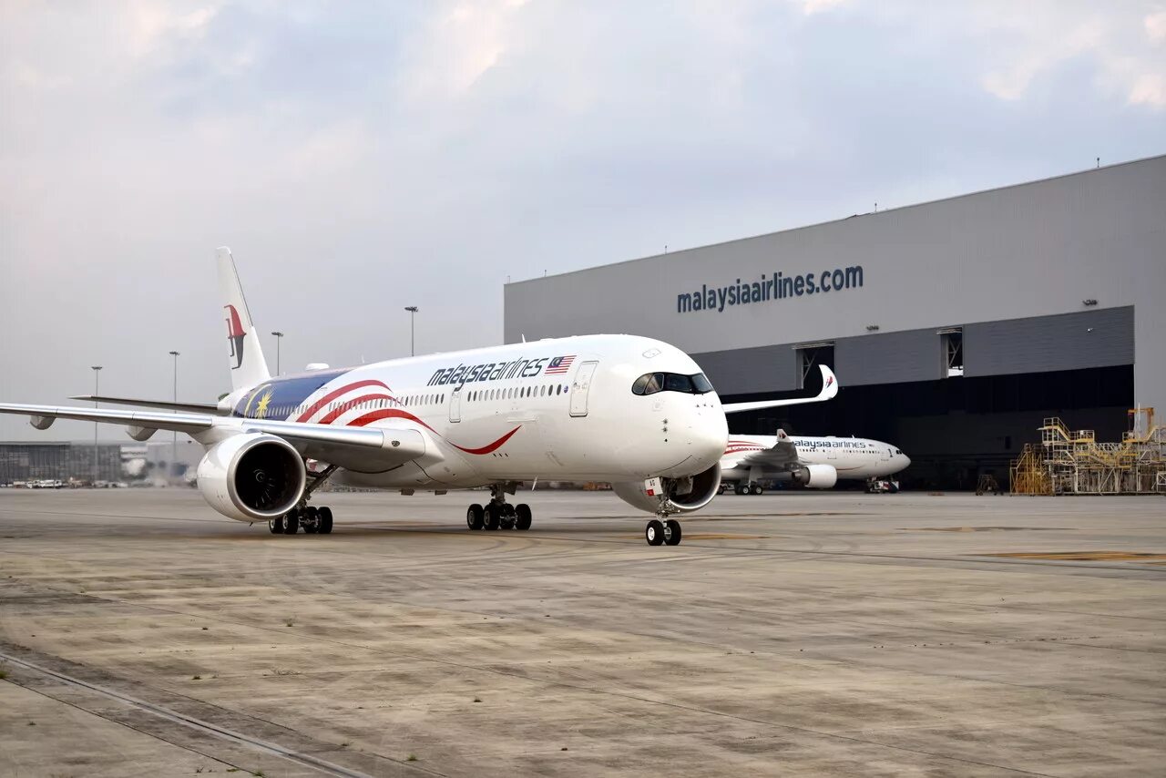 Авиакомпания малазийские авиалинии. Malaysia Airlines a350. Malaysia Airlines a330-200. Airbus a350-900 Malaysia Airlines.