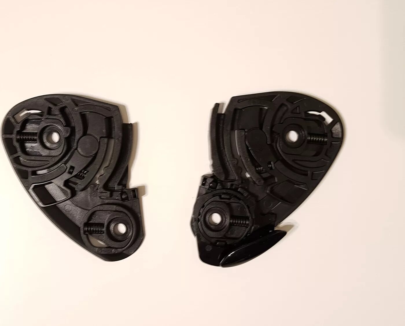 Крепление визора. Shoei cw-1. крепление для визора shoei. крепление визора к шлему s600s700s900openlineridill shark. механизм крепления визора для шлема shoei nxr 2.