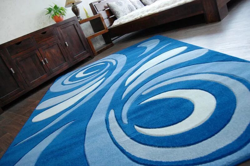 Пушистый ковер в гостиную. Ковролин шегги тренд. Ковер с синим орнаментом. Кавер голубой. Ворсистый ковер синий.