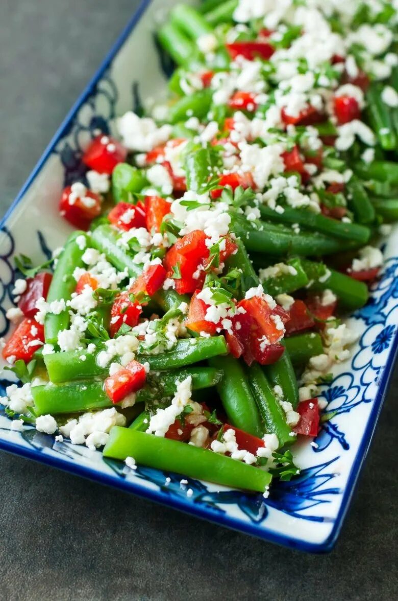 Зеленая фасоль с курицей. Салат из зеленой спаржевой фасоли. Салат со стручковой фасолью. Салат с зеленой фасолью. Салат с зеленой фасолью стручковой.