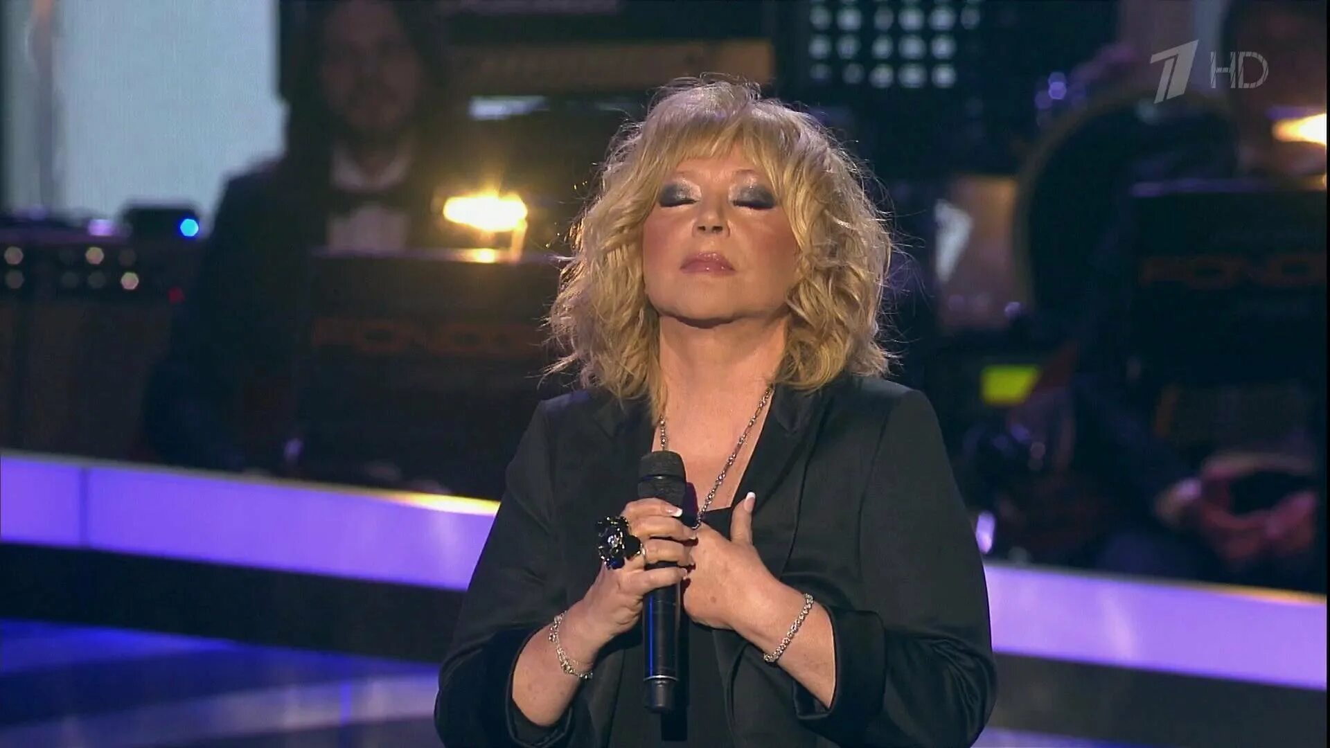 Алла пугачёва золотой граммофон. Исполнение аллы пугачевой. Алла пугачева 2023. Алла пугачева 2023. Алла пугачева 80-е.