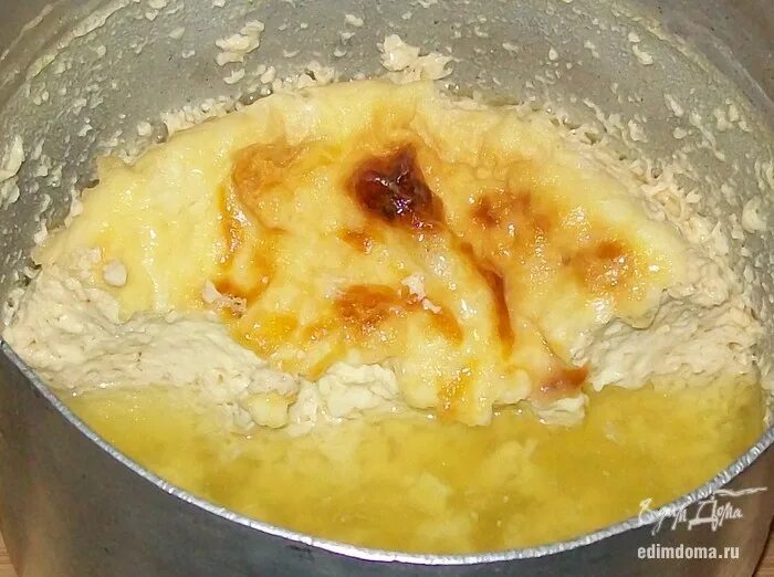 Молозиво вареное. Домашний сыр из молозива. Запеканка из молозива коровы. Ведро для разморозки молозива. Молозиво коровье запеченное.