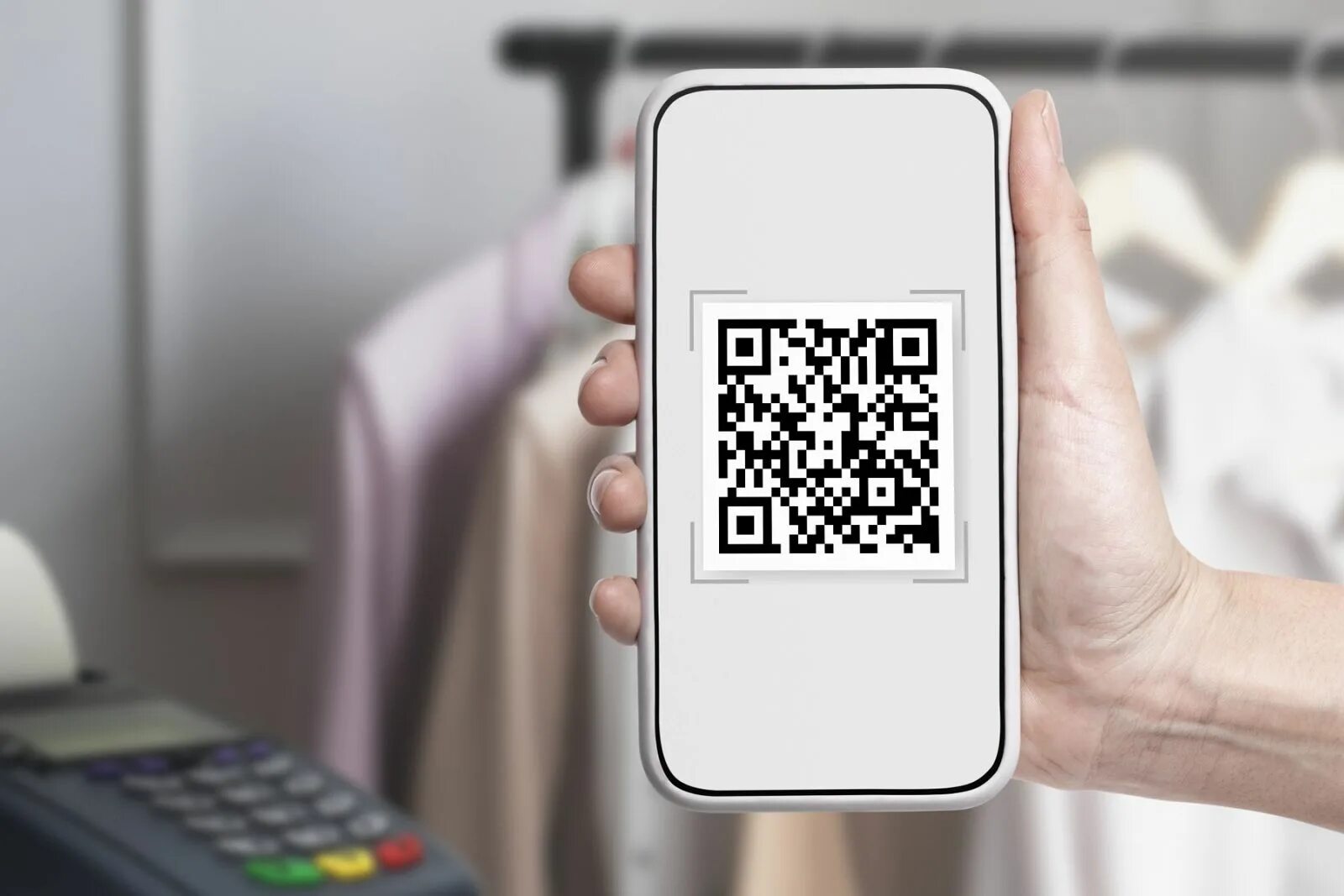 Помоги по qr коду. QR код. Карточка с QR кодом. Оплата по QR коду. QR код мошенничество.