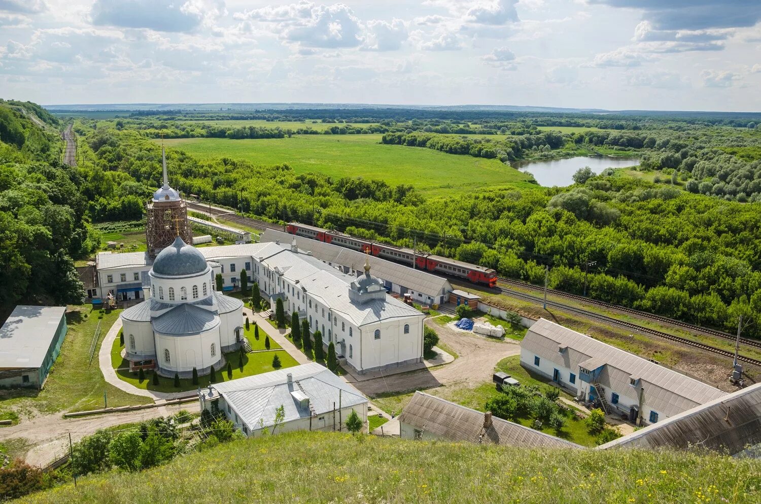 Нового черноземья. Свято-Успенский Дивногорский мужской монастырь. Свято Успенский Дивногорский монастырь Воронежской области. Дивногорье Воронеж. Храм Дивногорье Воронежская область.