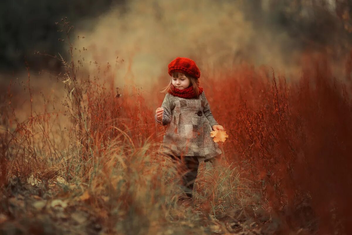 Поздний мальчик. Зима для детей. Мальчик осень. Фотосессия мальчика в парке. Зимняя шапка для подростка.