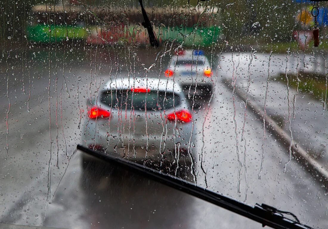 Видео во время движения. Машина дождь. Машина под дождем. Ливень машина. Автомобиль в сильный дождь.
