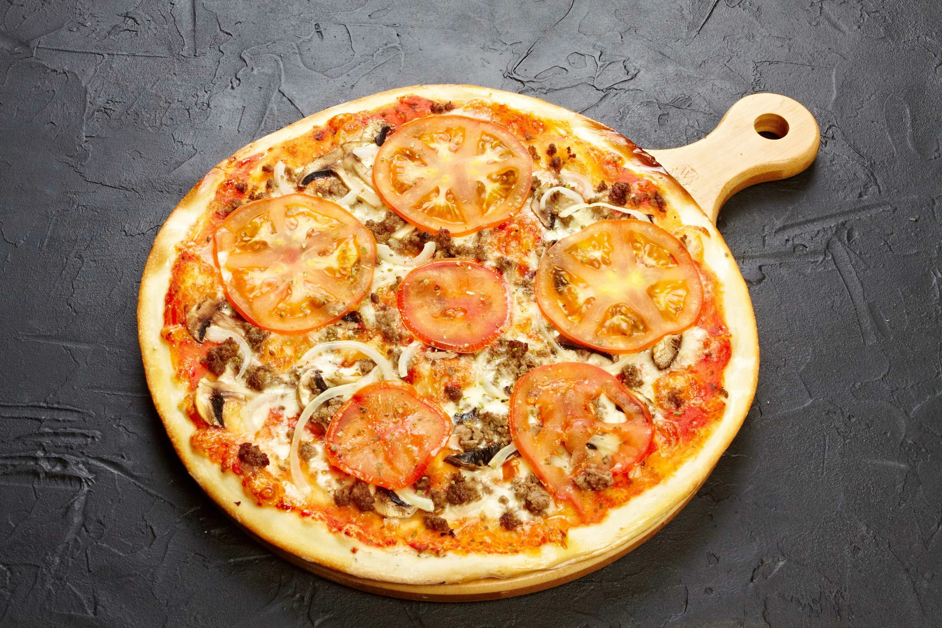 Простая пицца дома рецепт. Пицца домашняя. Красивая пицца домашняя. Итальянское тесто для пиццы. Пицца домашняя круглая.
