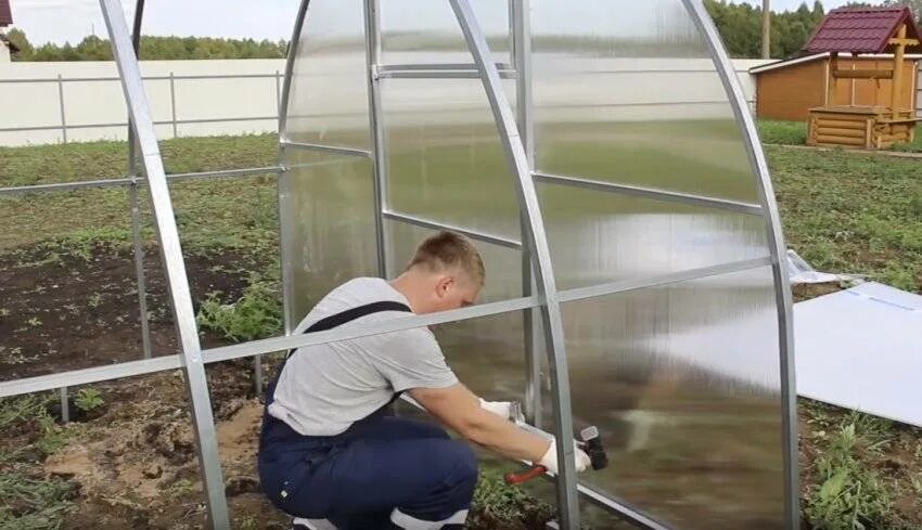 Сборка теплицы своими руками видео. Сборка теплицы 3 на 6. Теплица из поликарбоната. Сборка теплицы из поликарбоната. Монтаж теплицы из полк.